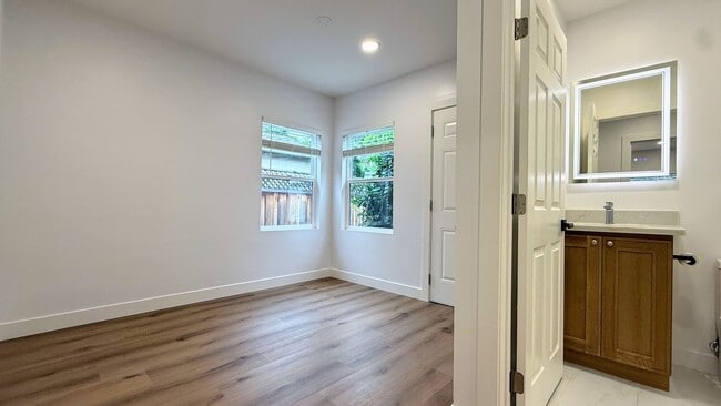 Building Photo - 3BD/2BA - Charming Updated Rose Garden Home Near The Alameda