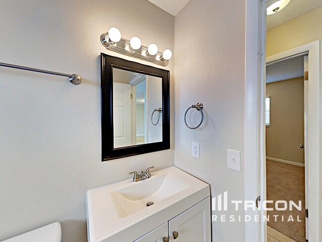 Building Photo - 227 Lochmond Dr