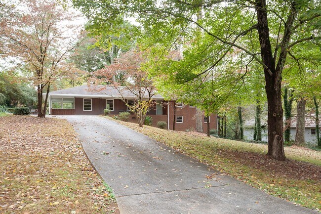 Building Photo - Very Spacious 4/3 w/ Finished Basement in ...