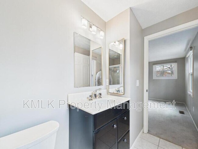 Building Photo - 874 Pleasant St