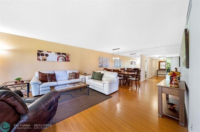 Building Photo - 3507 Oaks Way