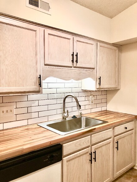 Building Photo - 803 Moultrie Ct