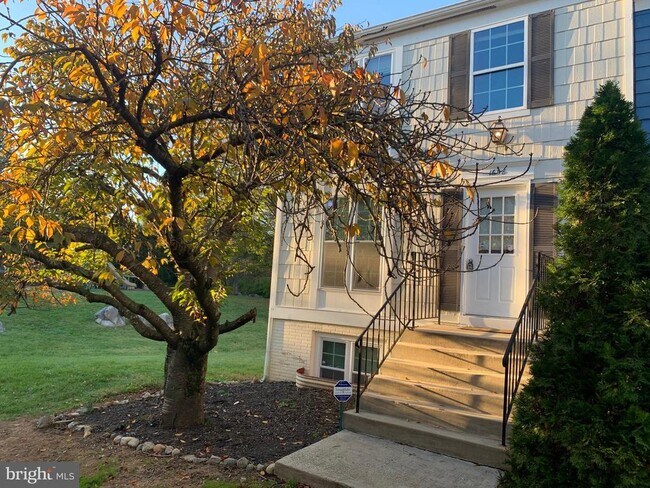 Building Photo - 1658 Colonial Way