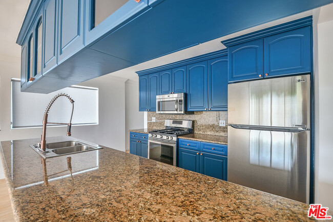 Building Photo - 440 S Roxbury Dr