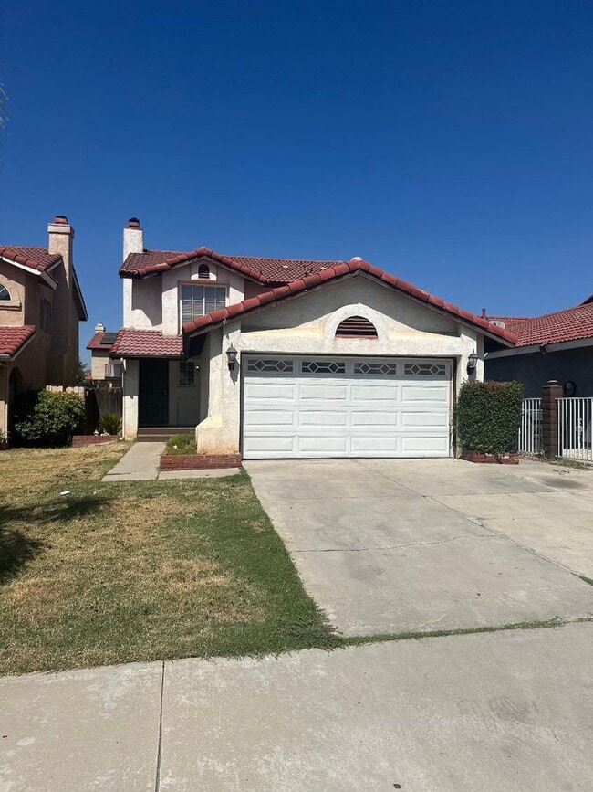 Building Photo - GREAT LOCATION! CHARMING 3BD / 2.5 BATH 2 ...