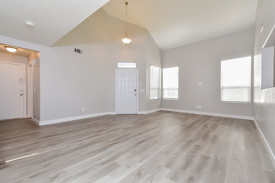 Building Photo - 7640 W Delhi Ave