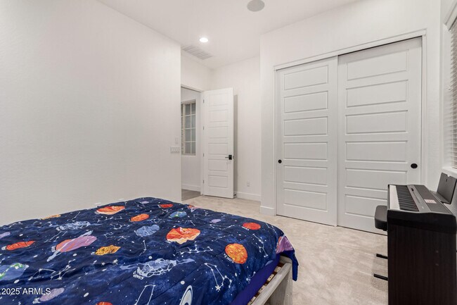 Building Photo - 2316 E Canary Dr