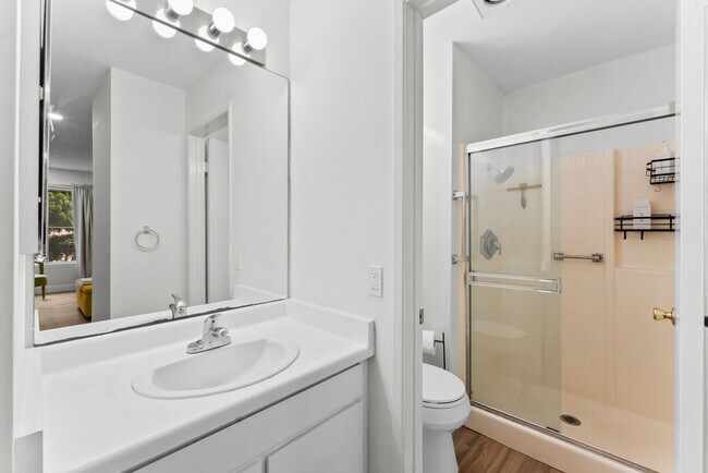 Building Photo - Beautiful 2BD/2BA Condo in Prime Pacific Beach Location! THIS UNIT IS UNFURNISHED