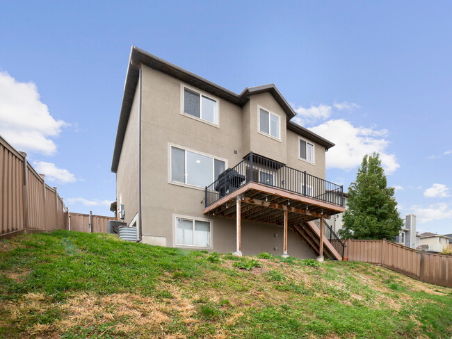 Building Photo - Spacious 4-Bed Oasis in Foxtrail Drive Lehi