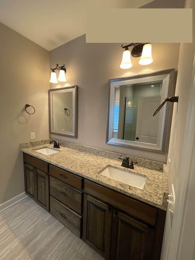Building Photo - 605 Valley Stream Dr