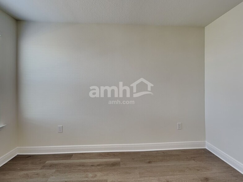 Building Photo - 5928 Sycamore Pl St