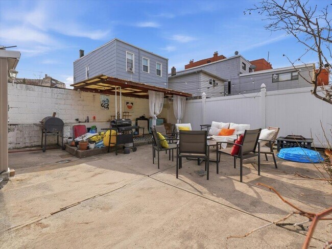 Building Photo - 207 19th St