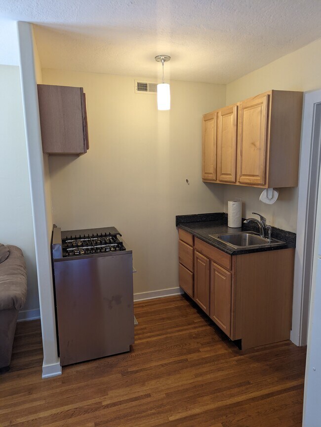 Building Photo - 1303 E Brockton Ave