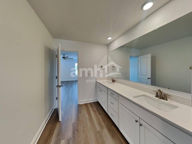 Building Photo - 9163 Henley Ave