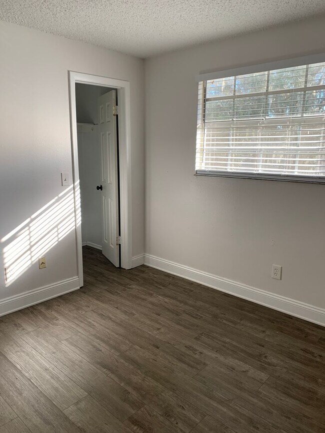 Building Photo - 5648 Townhouse Dr