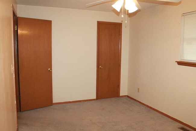 Building Photo - Fresh, Clean, Updated!