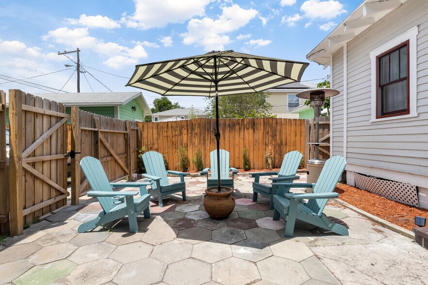 shared fenced in backyard - 618 7th Ave N