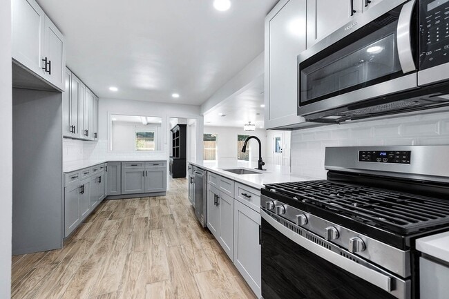 Building Photo - 3511 Tree Ln