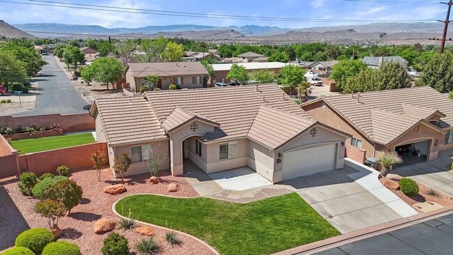 Building Photo - Sedona Hills Stunner!