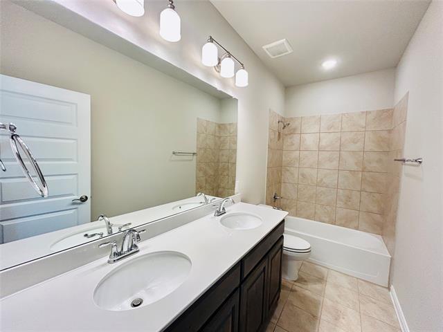 Building Photo - 2204 Fairwater Mews