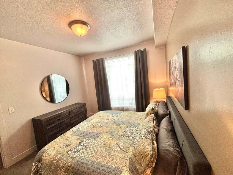 Building Photo - 460 E 400 S