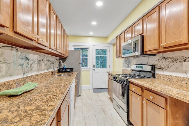 Building Photo - 2257 Grandview Ave