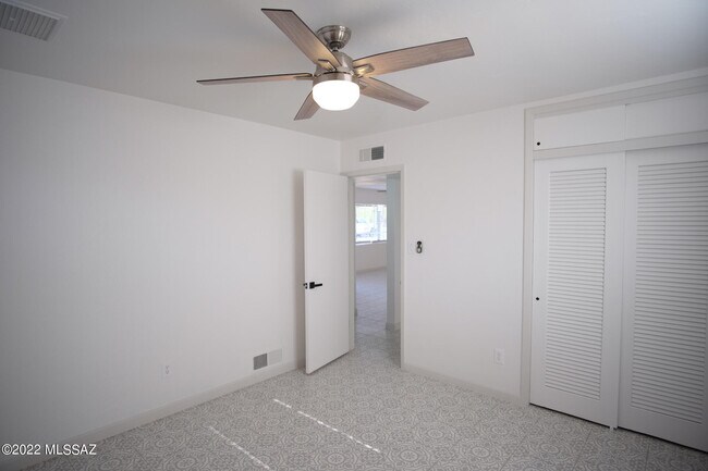 Building Photo - 2743 N Park Ave