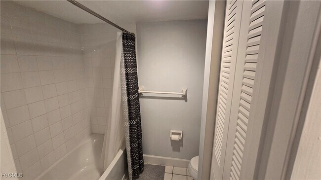 Building Photo - 5223 Cedarbend Dr