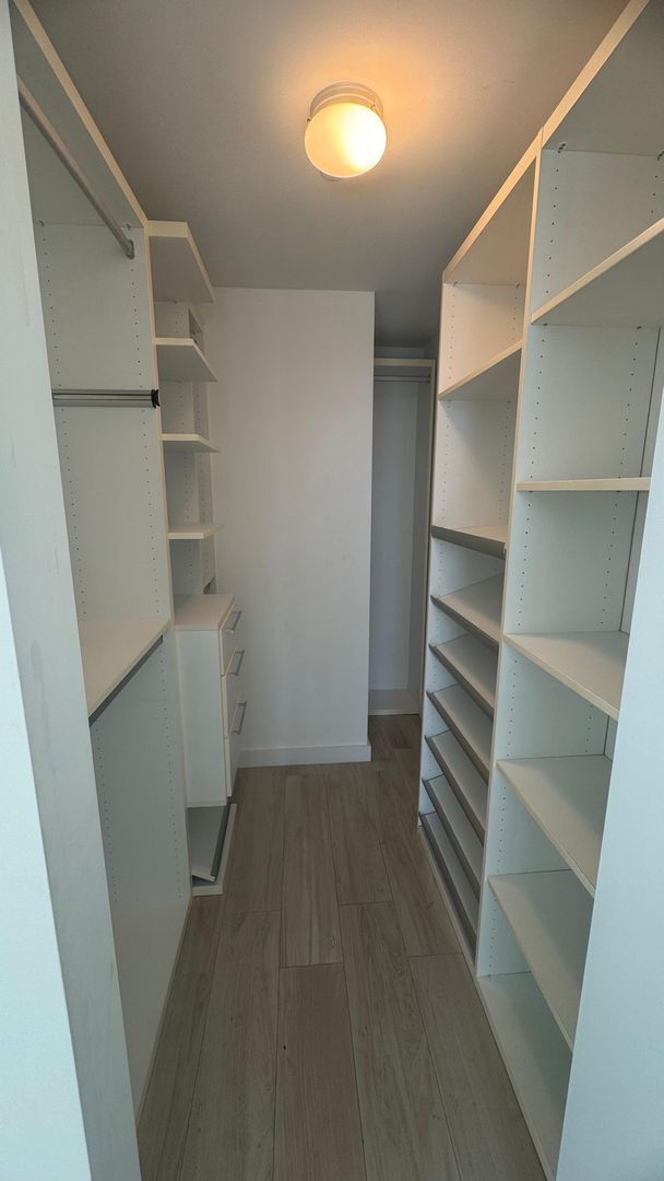 Building Photo - Amazing 3 bedrooms-3baths corner unit.