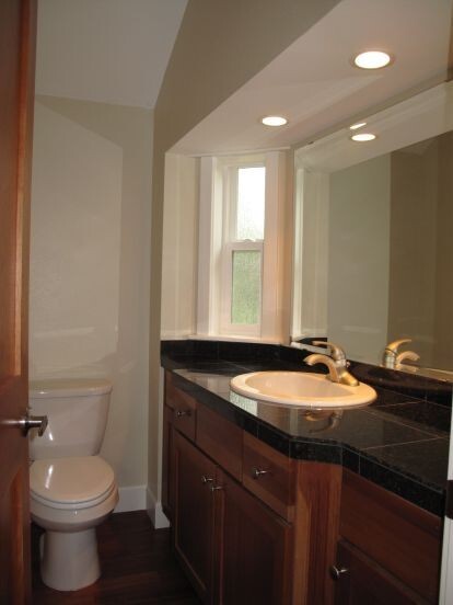 Building Photo - Gorgeous 3 bed/3.5 bath Queen Anne Townhouse!