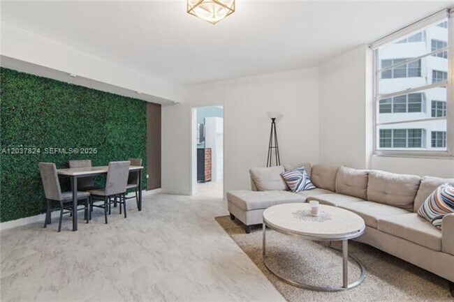 Building Photo - 801 Brickell Bay Dr