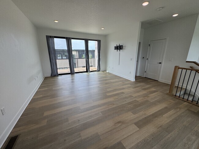Building Photo - 1371 Keosauqua Way