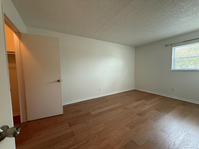 Building Photo - 2525 W Bay Dr