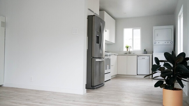 Building Photo - 1621 Micheltorena St