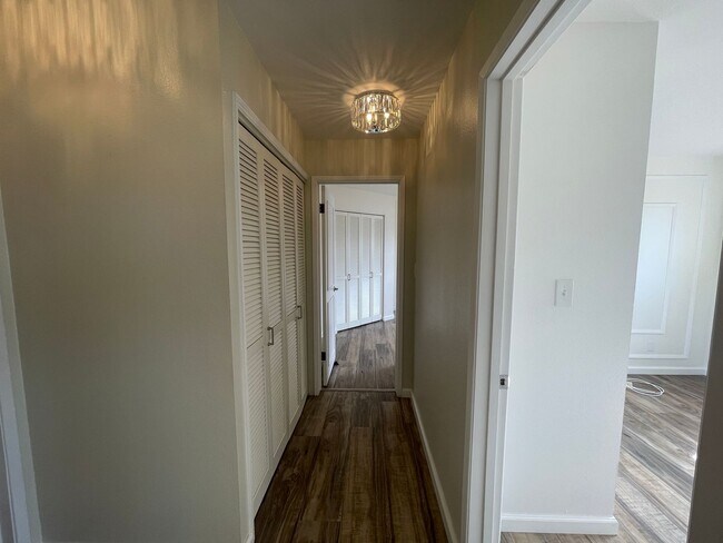 Building Photo - Beautiful 2 bedroom, 2 bath townhome