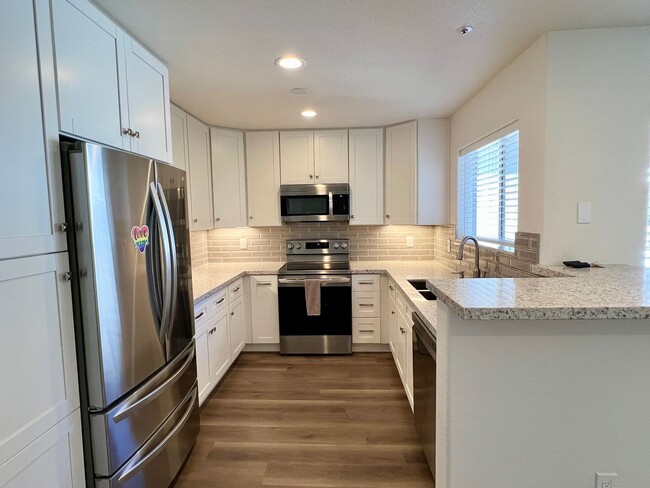Building Photo - Upgraded 2 Bedroom 2 Bath Condo with Lots ...