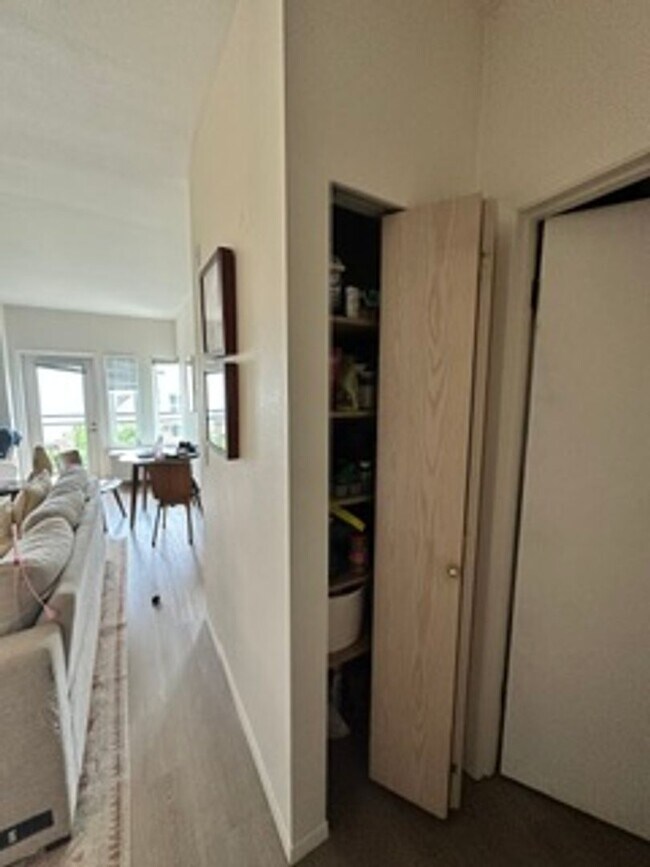 Building Photo - Gorgeous 1 bedroom in the heart of Queen Anne!