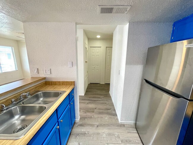 Building Photo - Great 1 Bedroom Condo in the Roadhaven Condos Gated Community!