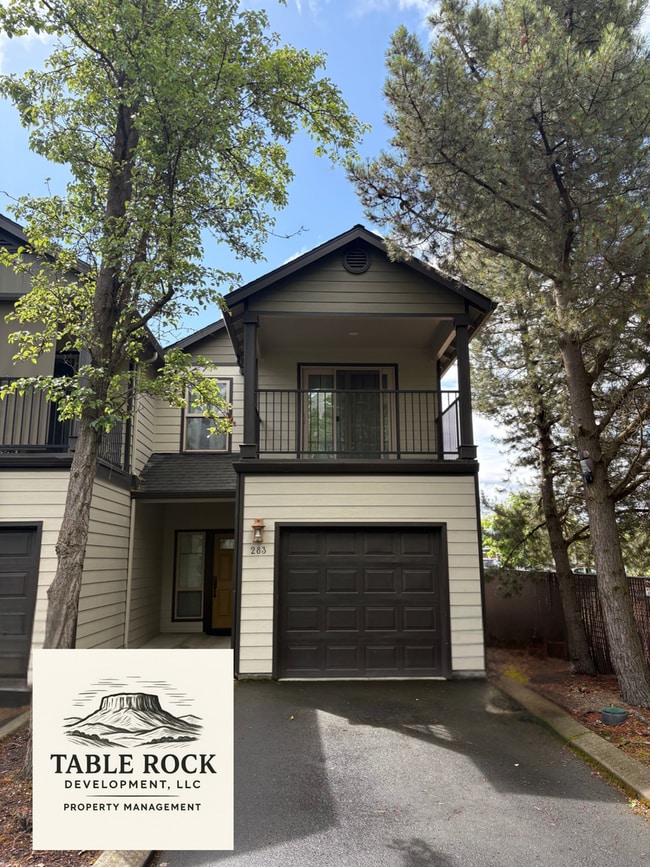 Building Photo - Central Point - Refined Townhouse with Dual Primary Suites