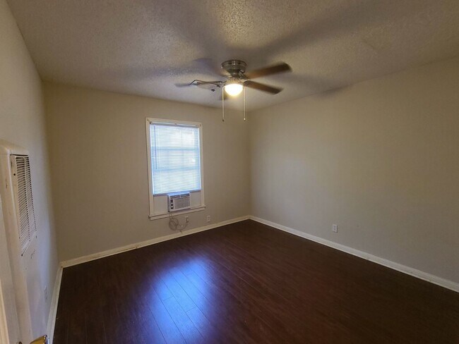 Building Photo - 1505 Alamo Ave