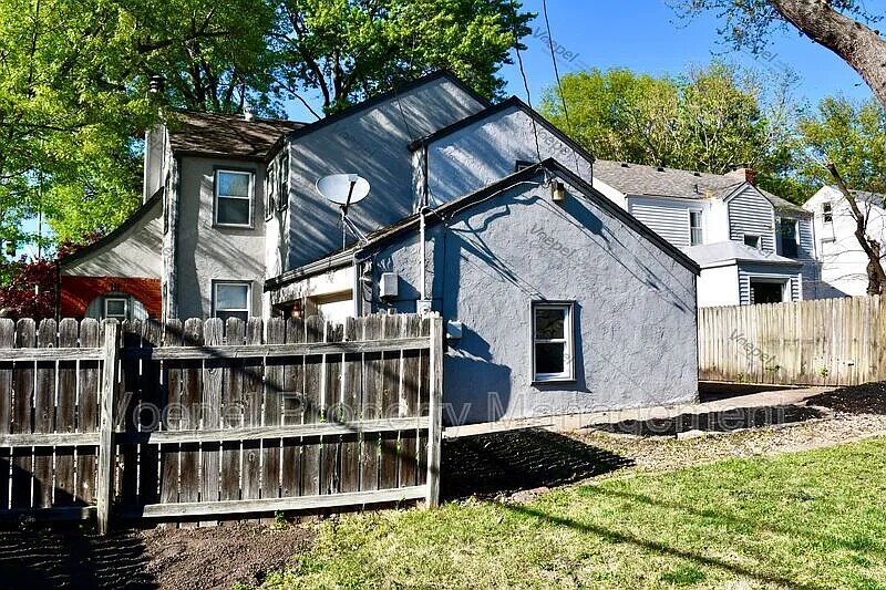 Building Photo - 1291 W Gregory Blvd