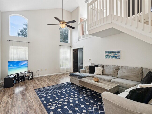 Building Photo - "Charming 3-Bed, 3-Bath Haven with 1810 Sq...