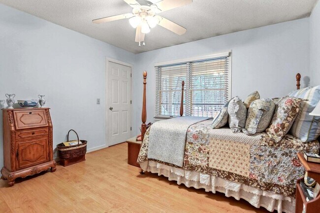 Building Photo - 302 Summerset Ln