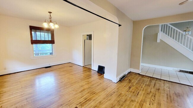 Building Photo - 305 Lyndhurst St