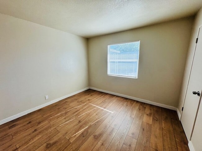 Building Photo - Gorgeous Remodeled 4+2 - $3100