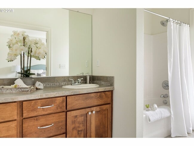 Building Photo - Amazing 3 bed / 2.5 bath Duplex with Bonus Room!