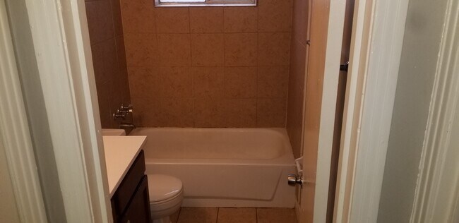 Building Photo - 1307-09 Halcomb ln