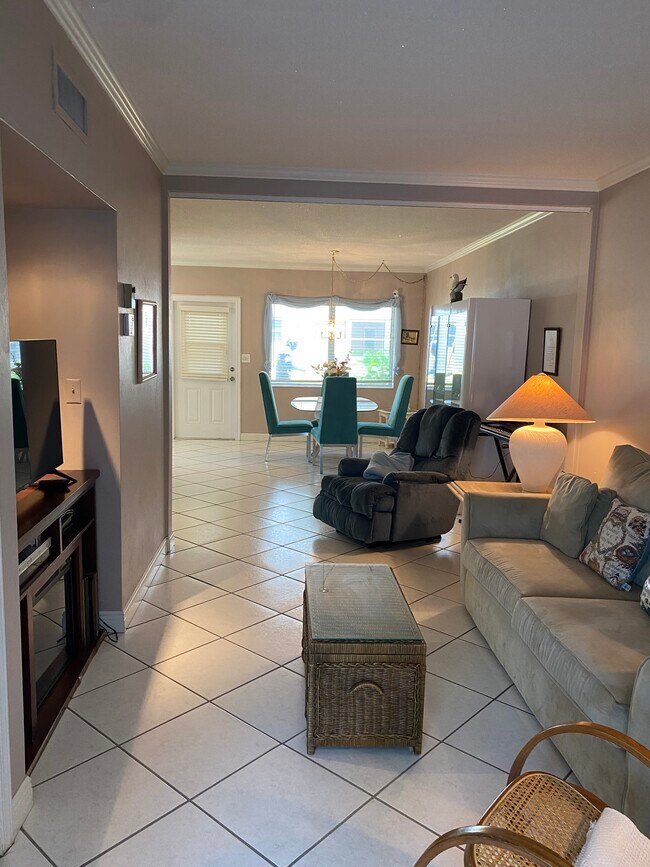 Building Photo - 2121 NE 42nd Ct