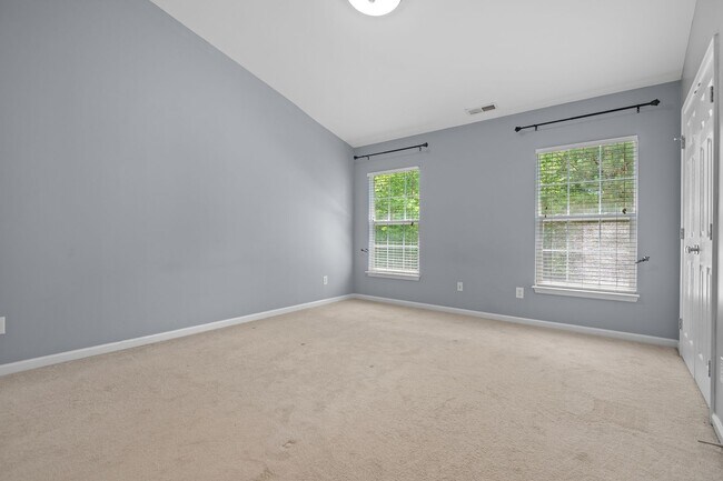 Building Photo - End-unit 2 Bedroom Townhome