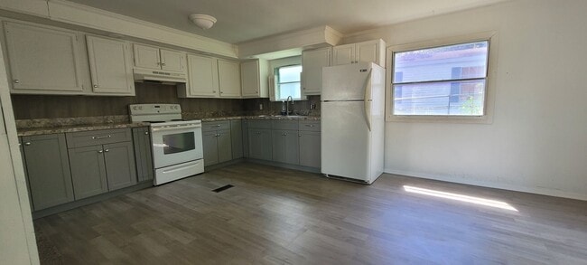 Building Photo - 3 bedroom 2 bathroom mobile home in Quarry...